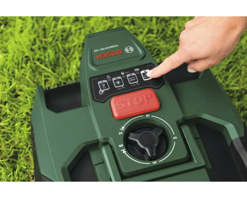 Bedienfeld eines Bosch Mähroboters mit Hand, die den Startknopf drückt