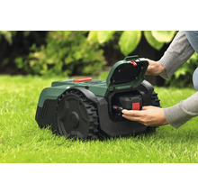 Aufsitzrasenmäher mit eingesetztem Akku im Gras