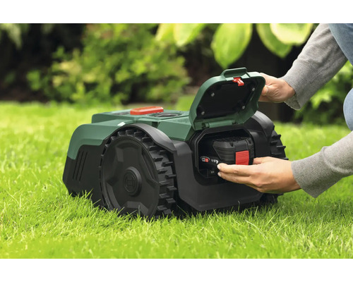 Aufsitzrasenmäher mit eingesetztem Akku im Gras