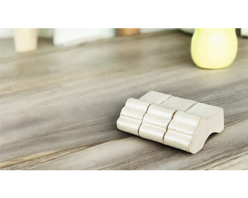 Holzfliesen-Unterlage auf einem Holztisch