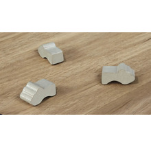 Drei Möbelgleiter auf einem Holzboden