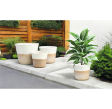 Verschiedene Pflanzgefäße aus Keramik im Außenbereich.