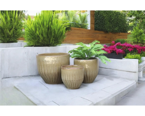 Szene mit drei Keramikblumentöpfen im Garten