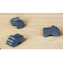 Trois formes de bâtiments bleues en métal