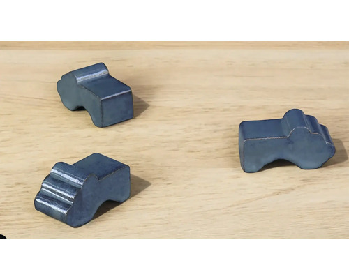 Trois formes de bâtiments bleues en métal