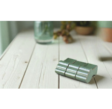 Carreaux de mosaïque verts sur une table en bois