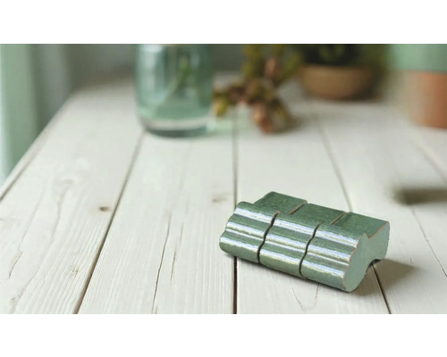 Carreaux de mosaïque verts sur une table en bois