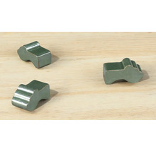 Trois pions sur une table en bois