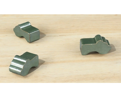 Trois pions sur une table en bois