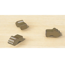 Trois figurines en bois sur une surface en bois