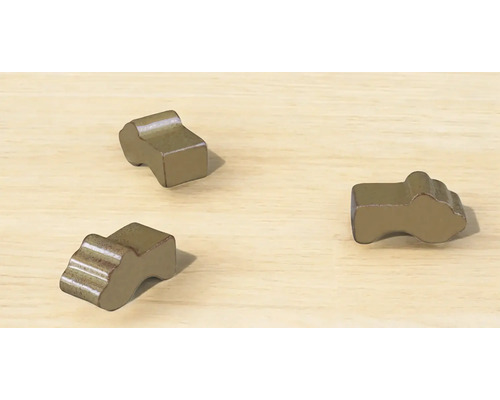 Trois figurines en bois sur une surface en bois