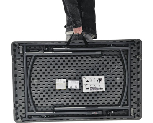 Table pliante rectangulaire repliée avec poignée de transport