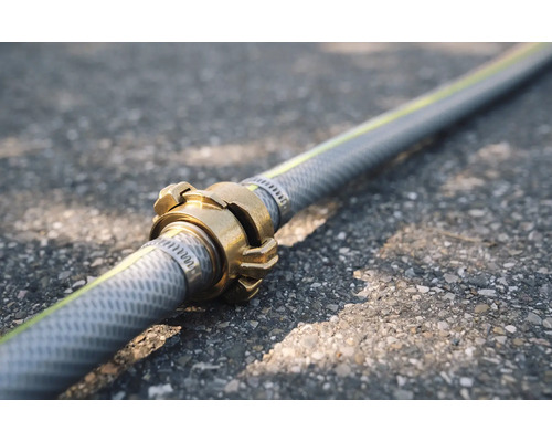 Tuyau d'arrosage gris avec raccord en laiton et colliers de serrage