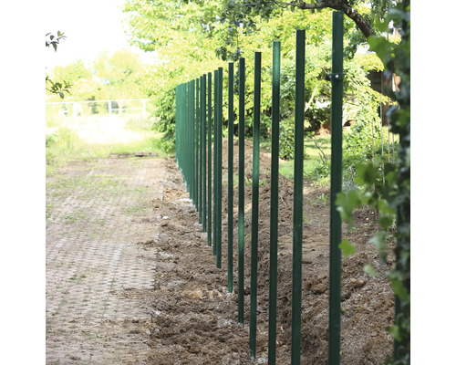 Reihe von Zaunpfosten aus Metall im Garten