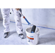 Peintre avec rouleau à peinture et seau d'enduit