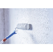 Rouleau de peinture peignant un mur