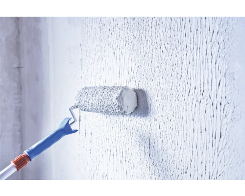 Rouleau de peinture peignant un mur