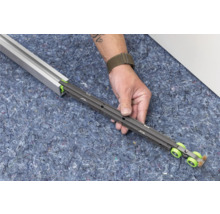 Quincaillerie pour porte coulissante avec rail de guidage en main
