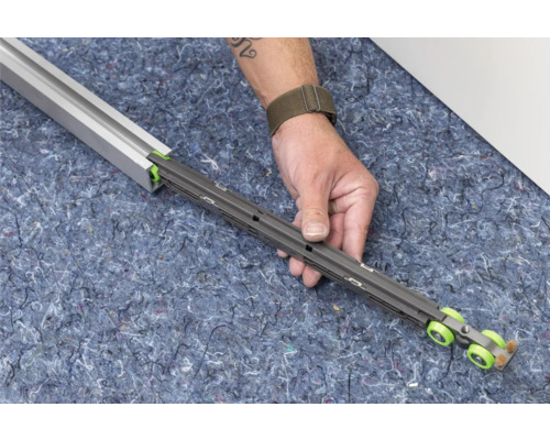 Quincaillerie pour porte coulissante avec rail de guidage en main