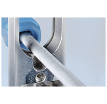 Lime à métaux en cours d'utilisation avec un outil métallique