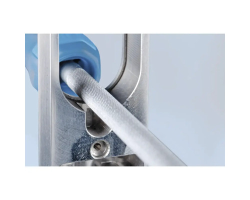 Lime à métaux en cours d'utilisation avec un outil métallique