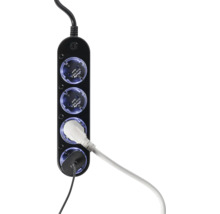 Steckdosenleiste mit vier Steckplätzen und zwei eingesteckten Geräten