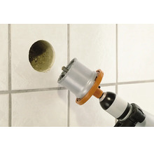 Fliesenbohrer bohrt Loch in Fliese