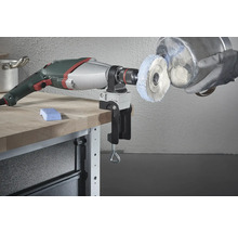 Elektrowerkzeug zum Polieren mit Polieraufsatz und Polierpaste auf einer Werkbank