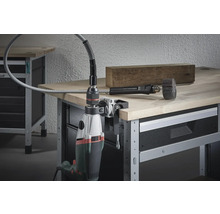 Bohrmaschine mit biegsamer Welle am Schraubstock auf einer Werkbank