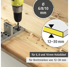 Holzbrett mit Dübelbohrlehre, Bohrmaschine und Holzdübeln