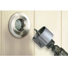 Spot encastrable à côté d'une scie cloche