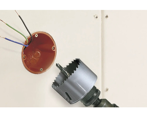 Installation d'une prise de courant avec une scie cloche