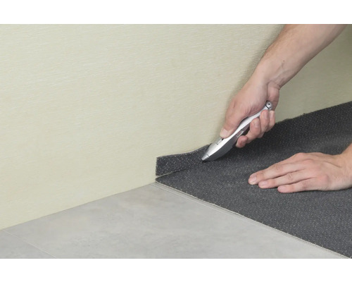 Universalmesser Wolfcraft Zuschneiden eines Teppichbodens mit einem Teppichmesser