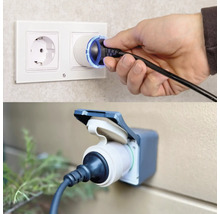 Zwei Steckdosen: Eine mit eingestecktem Stecker in Innenräumen, die andere mit eingestecktem Stecker im Aussenbereich.