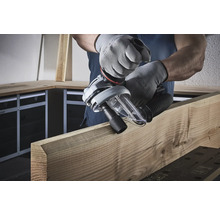 Un opérateur utilise une fraiseuse à rainurer sur une planche en bois.