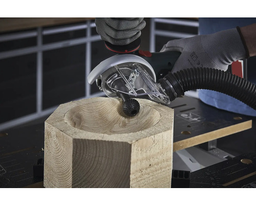 Travail du bois avec un outil de fraisage pour bois.