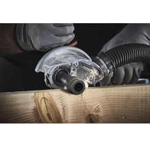 Une fraise à rainurer en action lors du fraisage d'une pièce de bois avec aspiration de poussière.