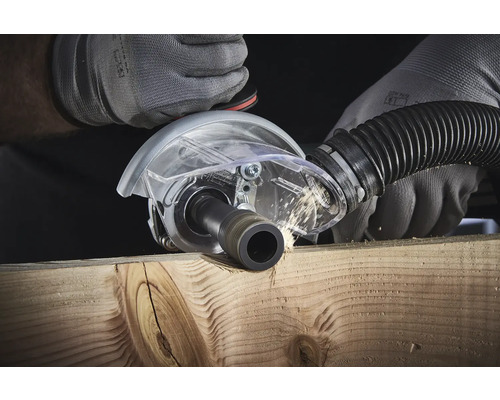 Une fraise à rainurer en action lors du fraisage d'une pièce de bois avec aspiration de poussière.