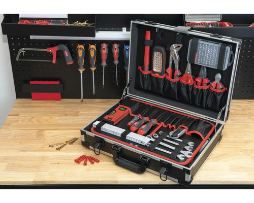 Geöffneter Werkzeugkoffer mit verschiedenen Werkzeugen wie Schraubendrehern, Zangen und Schraubenschlüsseln