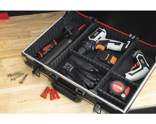 Werkzeugkoffer gefüllt mit Schraubenschlüssel, Feile, Schrauben, Dübel, Akkuschrauber, Schraubendreher, Handschuhen und einem Maßband.