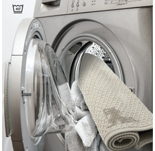 Machine à laver avec porte ouverte et textiles