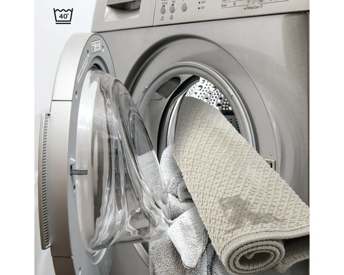 Machine à laver avec porte ouverte et textiles