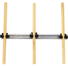 Échelle en bois avec rail métallique et supports noirs