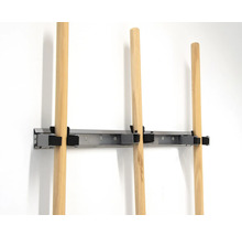 Support d'outils avec manches en bois sur un mur