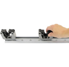 Barre de support d'outils avec une main insérant un support