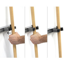 Présentation d'un système de support d'outils en cours d'utilisation avec une main accrochant un manche en bois