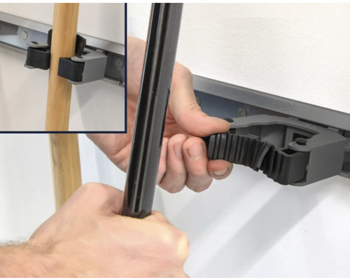 Support mural avec une main fixant un manche