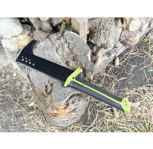 Gartensäge auf einem Baumstumpf