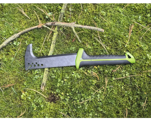 Gartensäge mit Asthaken auf einer Wiese