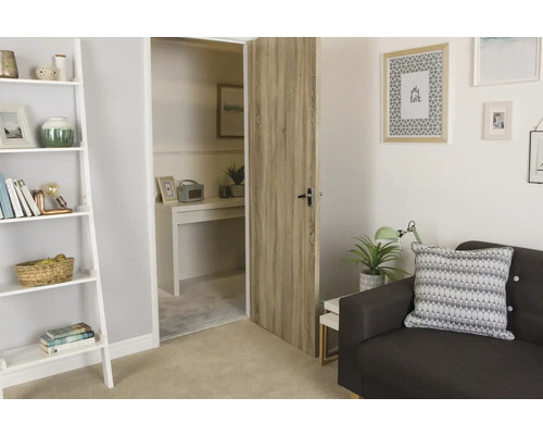 Szene mit Innentür, Leiterregal und Sofa in einem hellen Raum